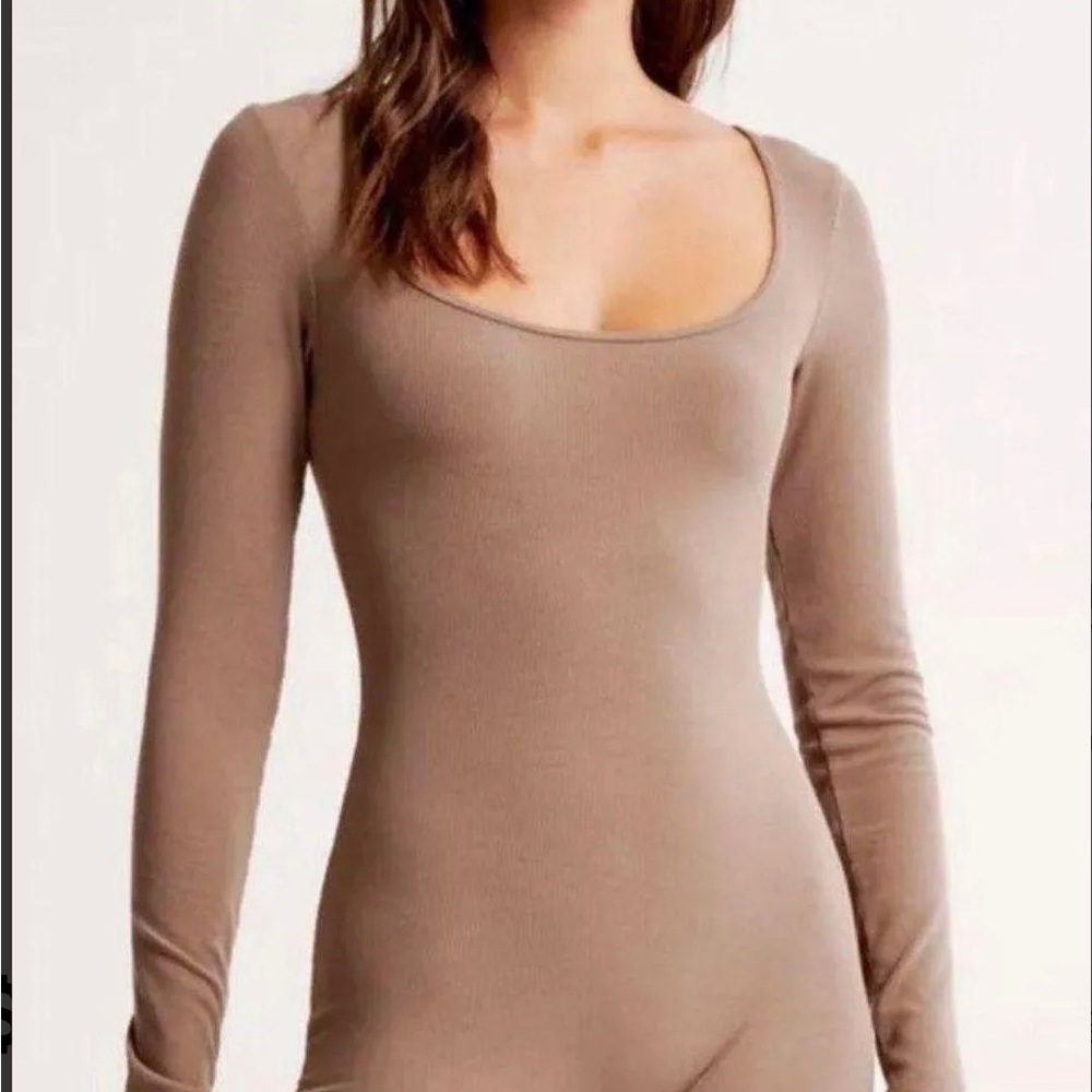 ⚡️Abercrombie & Fitch Ribbed Long Sleeve Scoop Neck Bodysuit - Taupe